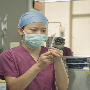 女病毒学家，自我注射病毒实验的挑战与探索