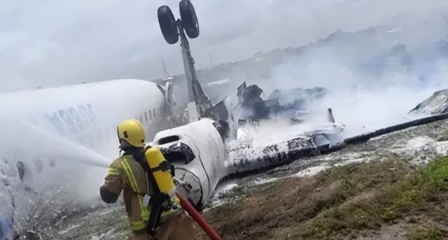 航班高空遇湍流急坠挑战生存瞬间