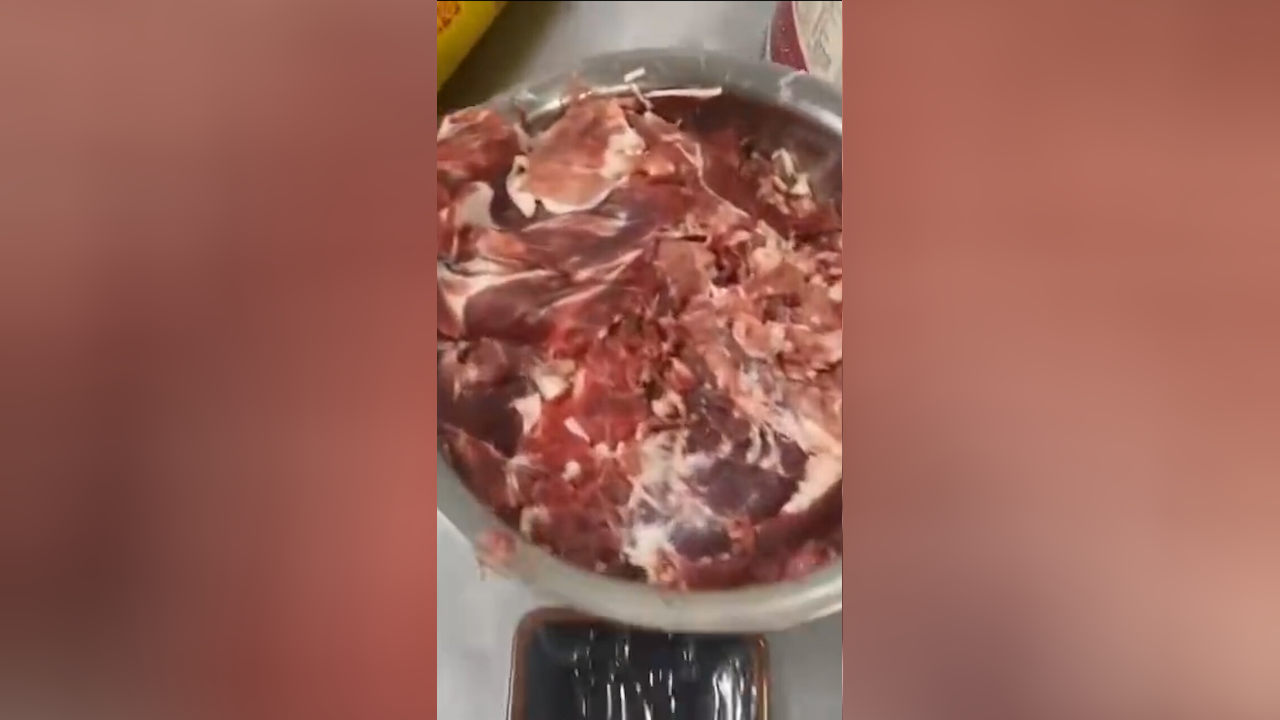 火锅店内惊现僵尸肉内幕揭秘，前员工爆料引发关注