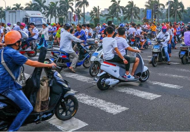 关于砸毁市民200多辆电动自行车事件的辟谣与警惕假消息提醒