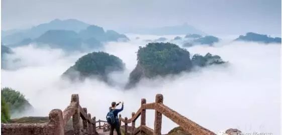 武夷山夜爬游客烧火引发安全隐患与旅游责任热议