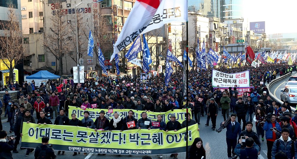 韩国民众集会要求总统下台，直播引发社会热议