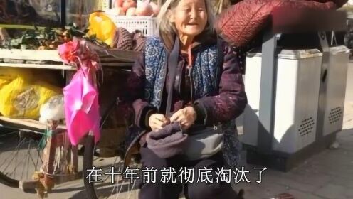 寒冬中的智慧启示，摆摊的百岁奶奶一语惊醒追梦年轻人