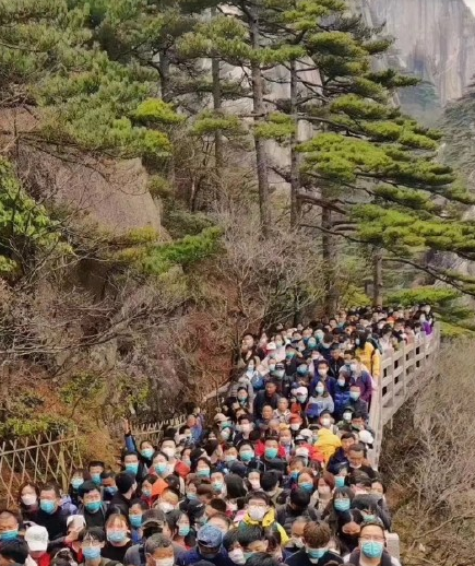 景区回应李现在虎跳峡举国旗事件，倡导理性看待，共同推动文明旅游新风尚