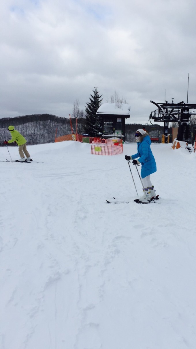 中国游客滑雪遭遇粉雪险境致悲剧，警示滑雪安全需重视