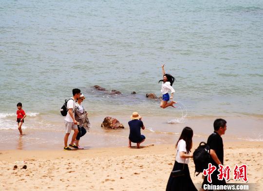 三亚游客祈福钱事件引发对旅游文明与道德行为的思考